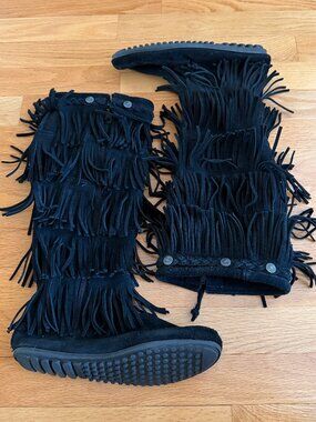 Minnetonka 5-Layer Fringe Boots Size 7
